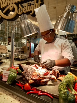 Kambing Guling Jadi Primadona, Buka Puasa Hari Ketiga di Leedon Hotel & Suites Surabaya Kian Semarak