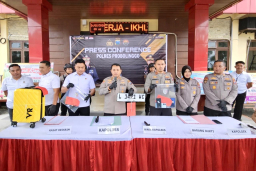 *Polres Probolinggo Amankan 3 Tersangka Pencuri Koper Milik Wisatawan Asal Thailand di Gunung Bromo*