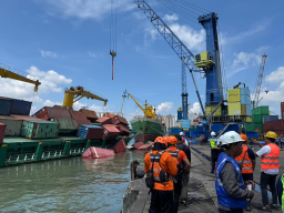 Gercep" Pelindo Regional 3 Lakukan Evakuasi Insiden Kapal Pacific 88 di Dermaga Jamrud Selatan