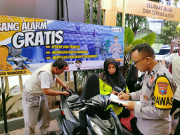 Sepuluh Pendaftar Pertama Pasang Alarm di Polsek Wonocolo Bonus Buah Durian