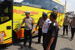Pastikan Kelayakan Armada Wisata dan Angkutan Umum, Satlantas Polres Tanjung Perak Gelar Ramp Check di Terminal Ampel