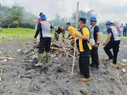 Peduli Lingkungan Jajaran Polres Jember Bersih-bersih Pantai Puger