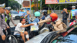 Polres Blitar Kota Edukasi Pengguna Jalan di Operasi Keselamatan Semeru Dengan Berbagi Sayur