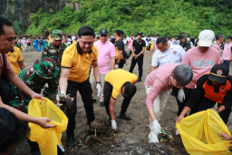 Polres Jember Laksanakan Gerakan Indonesia Asri Bersihkan Pantai Watu Ulo