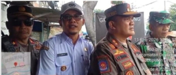 Satpol pp kota gresik melakukan penertiban bangunan liar di sepanjang sepadan jalan semambung kecamatan driyorejo