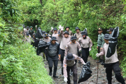 Gerakan Indonesia ASRI : Polres Magetan Gelar Korve di Jalur Pendakian Gunung Lawu*