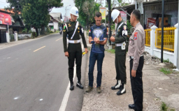 Kapolsek Menganti AKP Arif Rahman Respon Cepat Aduan Laka Lantas di Jalan Raya Boteng