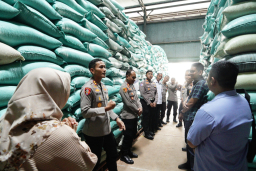 Kapolres Ponorogo Pastikan Keamanan dan Ketersediaan Pangan di Gudang Bulog Cukup