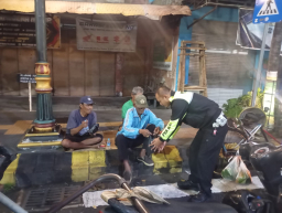 Polres Madiun Kota Patroli Sahur Berbagi Nasi Kotak untuk Warga di Bulan Ramadhan