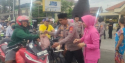 Wujudkan Polri Humanis Polsek Menganti AKP Arif Rahman Bagikan Takjil Di Bulan Berkah
