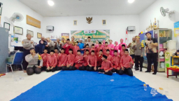 Ramadan Penuh Berkah di Surabaya: Polsek Asemrowo Pererat Silaturahmi Lewat Takjil dan Santunan Anak Yatim