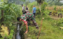TNI–Polri dan Warga Kelutan Kompak Bersihkan Saluran Air, Cegah Banjir di Trenggalek