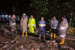 Luapan Sungai Tutup Jalan Nasional Prigi, Aparat dan Warga Bersihkan Lumpur