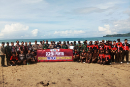 TNI–Polri dan Warga Bersihkan Pantai Konang Trenggalek