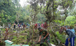 Babinsa Bersama Warga Bersihkan TPU Tanggulkundung