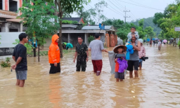 Cuaca Ekstrem Terjang Panggul, Babinsa dan TRC-PB Sigap Amankan Warga Wonocoyo