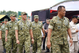 Pangdam V/Brawijaya Dampingi Wakil Panglima TNI Tinjau KDKMP dan Yonif TP 886/PJ