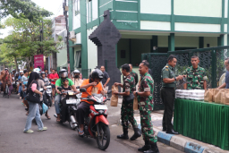 Berbagi Berkah di Bulan Suci, Kodim Tulungagung Tebar Takjil untuk Pengguna Jalan
