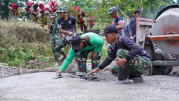 Tetap Semangat Percepat Pengecoran Rabat Jalan, Anggota Satgas TMMD Ke 127 Kodim 0808/Blitar Di Bulan Puasa