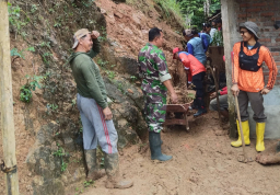 Hujan Deras Sebabkan Longsor di Kampak, Babinsa dan Warga Bersihkan Material