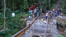 Pengelasan Besi WF Jadi Tahap Krusial Pembangunan Jembatan TMMD Ke-127 Di Desa Krisik