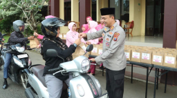 Berbagi Keceriaan Ramadhan, Polres Bangkalan dan Bhayangkari Bagikan Ratusan Takjil Kepada Pengguna Jalan