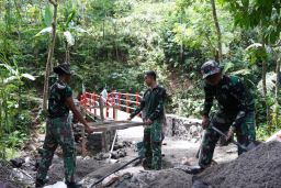 Finishing Jembatan TMMD Ke 127 Kodim 0808/Blitar, Satgas Dan Warga Percepat Akses Mobilitas