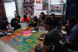 Serda Salahudin Perkuat Kemanunggalan TNI - Rakyat Lewat Gema Sahur Bersama Warga Desa Krisik