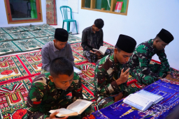 Meski Puasa Dan Bekerja Seharian, Satgas TMMD Ke 127 Kodim 0808/Blitar Tetap Laksanakan Tadarus Di Desa Krisik