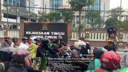 MAKI Jatim Kembali Berbagi di Hari ke-18 Ramadhan, 250 Paket Takjil Dibagikan di Depan Kantor Kejaksaan Tinggi Jawa Timu