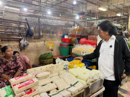 Sidak Pasar Jelang Lebaran, Anggota DPRD Surabaya Pastikan Stok Bapokting Aman