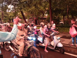 Team DJ Cindi Aurora Official Bertabur Kebaikan, Bagikan 300 Takjil di Depan Polda Surabaya