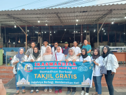 IKA SMANDELA Surabaya Bagikan 650 Takjil di Bulan Ramadhan 1447 H, Bertajuk “Indahnya Berbagi Mendamaikan Hati”