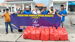 PJGB Berbagi Berkah Di Bulan Suci Ramadhan, 300 Paket Takjil Dibagikan di Depan Balai Desa Cerme Kidul