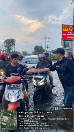 Semangat Berbagi di Tengah Hujan, Tim Takjil MAKI Jatim Bagikan 1.000 Paket Takjil di Hari ke-26 Ramadhan