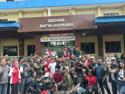 Ratusan Jurnalis Se-Jatim Kepung Mapolda, Desak Bongkar Dugaan OTT “Settingan” Tangguhkan Dan Bebaskan Amir