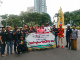Sinergi Media di Bawah Naungan PT Umar Hayat Gelar Aksi Sosial Bagi Takjil dan Buka Bersama di Surabaya.