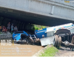 Laka Tunggal Truck Tangki Muatan Solar Terjun Dari tol Mojokerto-Jombang
