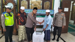 Gelorakan Semangat Berbagi, Polsek Semampir Salurkan Takjil di Masjid Raudhatul Sholihin
