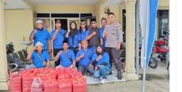 Kepedulian Di Bulan Ramadan PJGB Berbagi Takjil Di Depan Polsek Benjeng