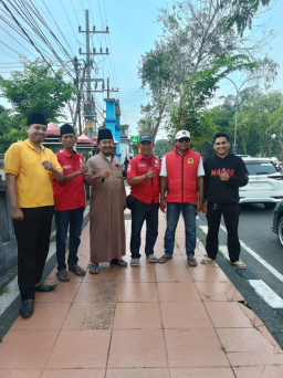 Ramadhan Penuh Berkah MADAS Serumpun DPC Bangkalan Berbagi Takjil di Bulan Ramadhan untuk Masyarakat dan Pengguna Jalan