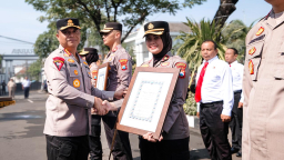 Kapolrestabes Surabaya Beri Penghargaan Anggota dan Warga Berprestasi