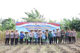 Perkuat Ketahanan Pangan 2026, Polres Pelabuhan Tanjung Perak Gelar Tanam Jagung Serentak Gandeng Poktan dan Bulog