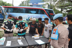 Pastikan Keselamatan Perjalanan Polres Tanjung Perak Cek Urine 43 Sopir Truk dan Bus Jelang Mudik Lebaran.