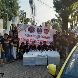 MADAS Serumpun DPAC Kraksaan Bagikan 500 Takjil dan Gelar Buka Bersama di Depan Stadion Gelora kraksaan