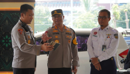 Kapolrestabes Surabaya dampingi Kapolri Tinjau Posko Terpadu Stasiun Surabaya Gubeng