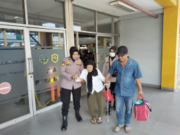 Layanan Humanis Polwan Polresta Sidoarjo Bantu Lansia di Terminal Purabaya Saat Arus Mudik