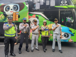 Mudik Aman, Hati Tenang: 4.040 Warga Berangkat Gratis, Satlantas Polrestabes Surabaya Pastikan Bus Laik Jalan.