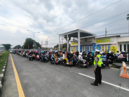 Polres Pelabuhan Tanjung Perak Lakukan Rekayasa Lalu Lintas di Suramadu Saat Puncak Arus Mudik.