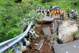 Polres Probolinggo Pasang Police Line, Akses ke Air Terjun Madakaripura Ditutup Sementara.